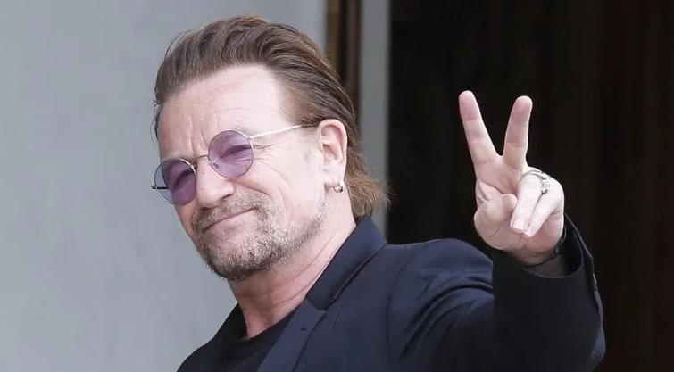 Bono cumple 60 años confinado, pero en pie de guerra contra el coronavirus