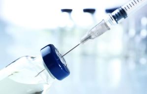 Suministro de vacunas se desploma en EEUU en medio del brote de coronavirus