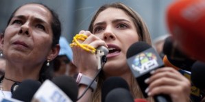 Fabiana Rosales denunció persecución de lacayos del régimen contra ella y sus hijas