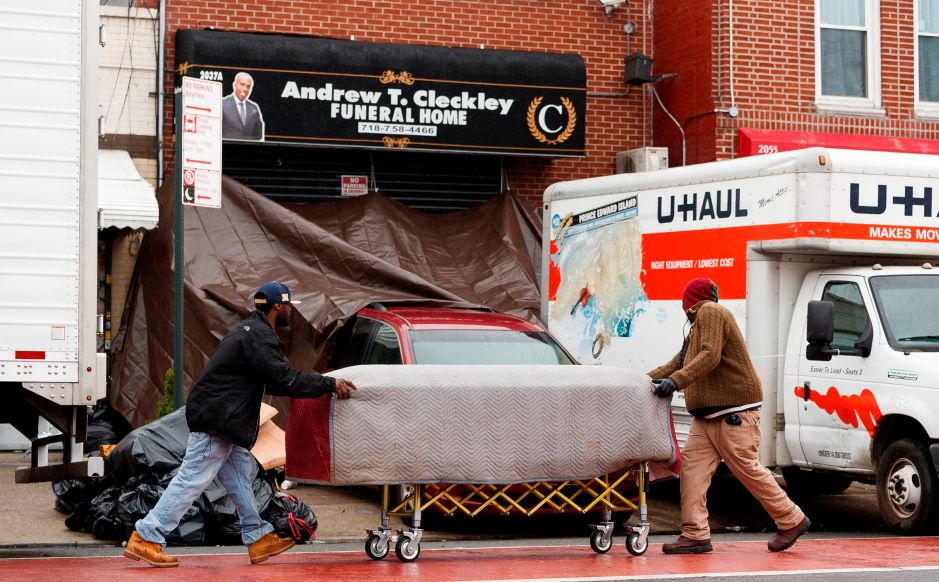 Retiran licencia a funeraria tras escándalo por cadáveres en camiones U-Haul en Nueva York