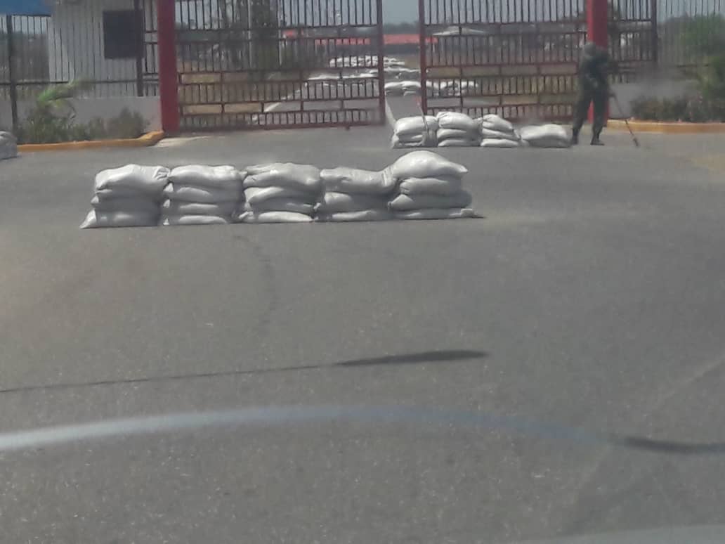 ¿Qué traman? Reportan que entrada del Aeropuerto de Higuerote es obstruida con barricadas (FOTOS) 