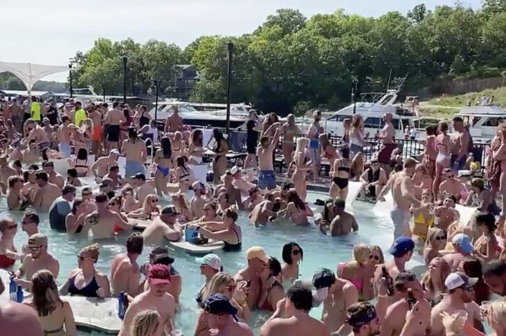 Indignación en EEUU: Celebraron fiesta masiva dentro de una piscina en plena cuarentena (VIDEO)