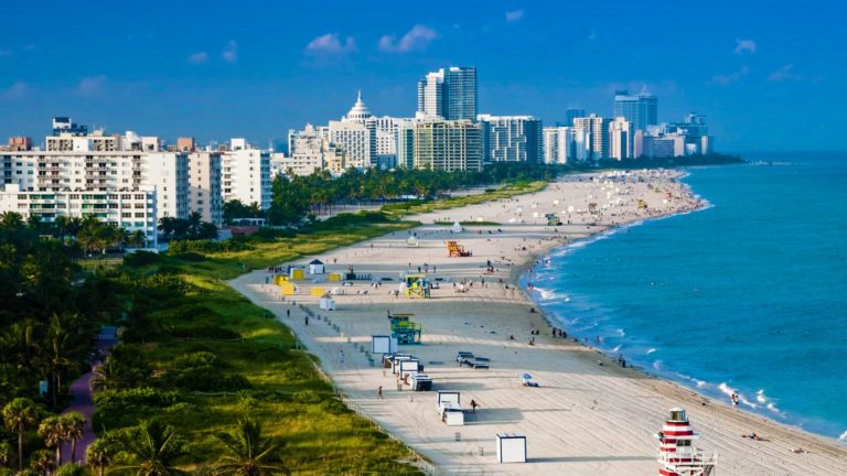 Manifestantes exigen la reapertura de tiendas, restaurantes y playas en South Beach