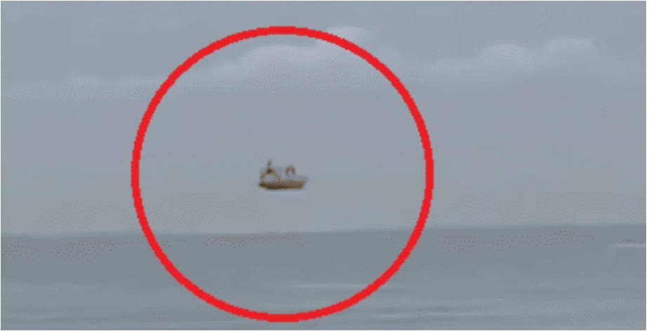 ¿Es un barco fantasma?  Captan a una extraña embarcación flotando en el aire (VIDEO)