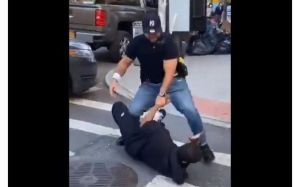 Denuncian agresión policial durante arresto de grupo que violaba distanciamiento social en NYC