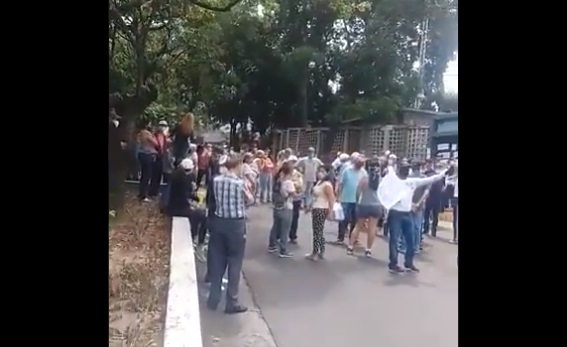 EN VIDEO: Vecinos de varios sectores en Caracas protestan por la falta de agua este #28May