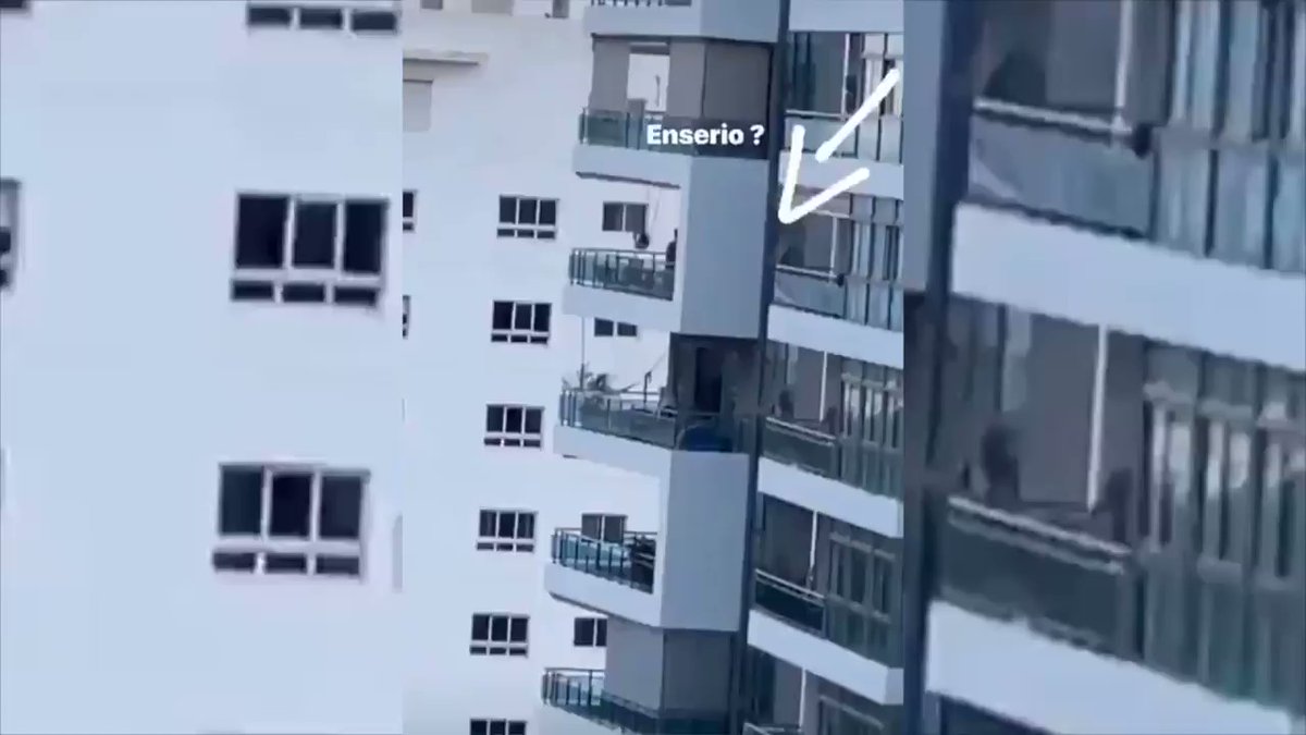 ¡El colmo! Padre columpió a su hija desde el balcón de un sexto piso (Video)