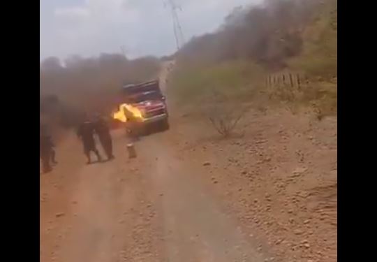 En VIDEO: Efectivos de la GNB prendieron con gasolina un camión en la frontera con Colombia