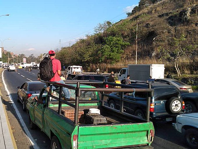 Vecinos de Petare cierran la autopista Caracas-Guarenas #21May (VIDEO)
