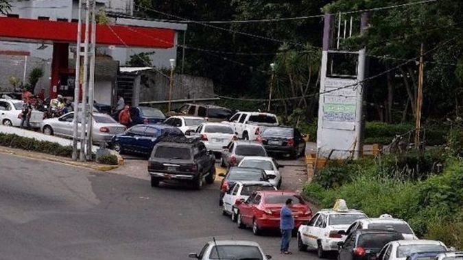A un mes de la llegada de los buques iraníes regresan las colas de gasolina en Venezuela (Fotos)