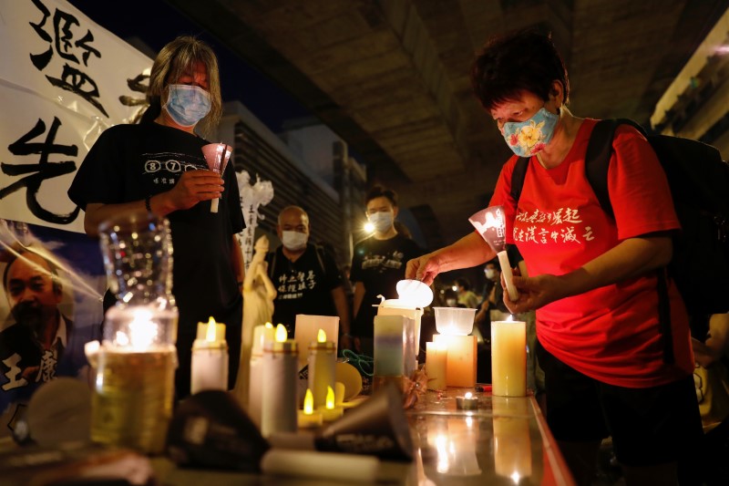 Los hongkoneses celebran el aniversario de Tiananmén con velas y una vigilia online
