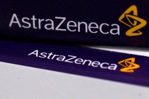Vacuna de AstraZeneca arroja prometedor resultado de ensayos en cerdos tras dos dosis