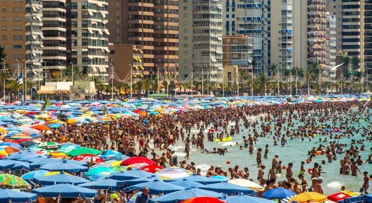 Entre ola de calor y pandemia, la policía británica despeja playas abarrotadas