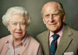 Internautas notan preocupante detalle en ultima foto de la reina Isabel ll con Felipe