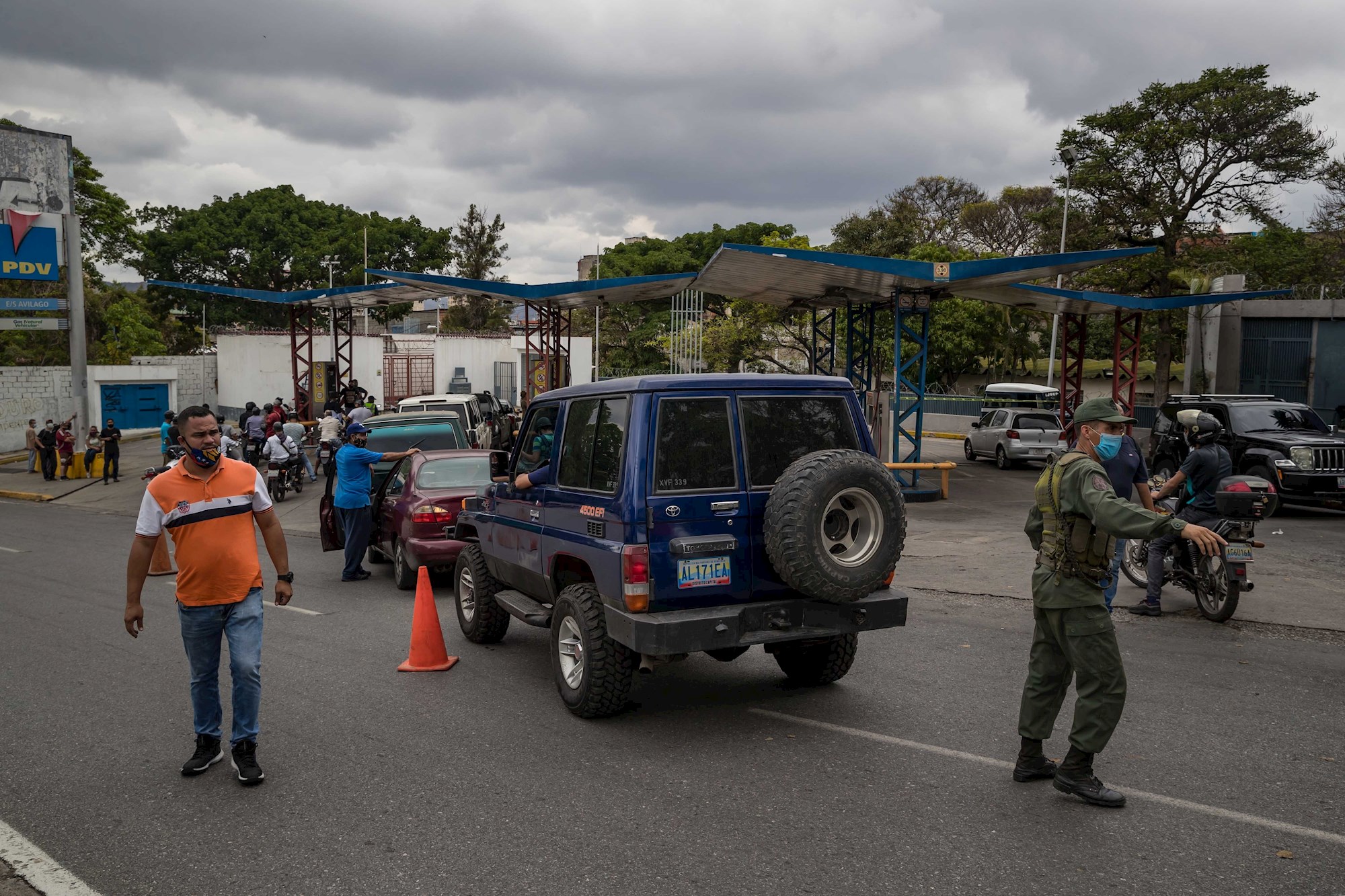 PNB y GNB revenden el litro de gasolina a 1,50 dólares, según el Diputado Guerra