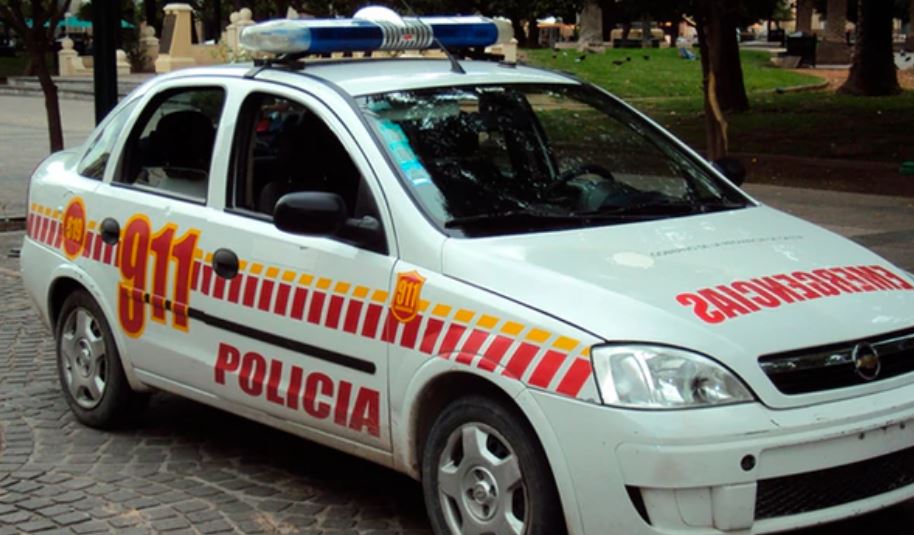 Policía argentino fue atacado a pedradas por mujeres tras exigirles que usaran mascarilla