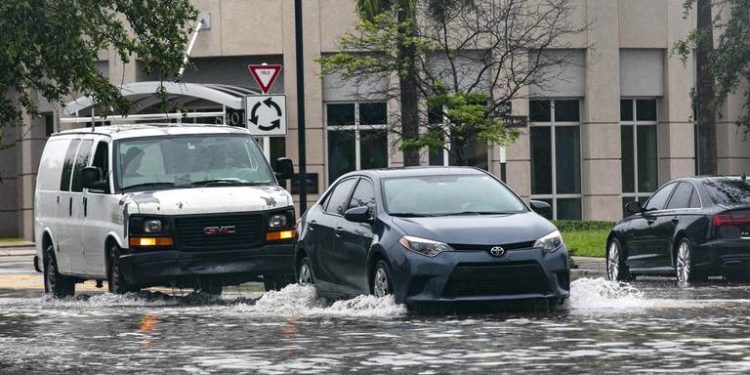 Fuertes lluvias y alerta de inundaciones en el sur de Florida