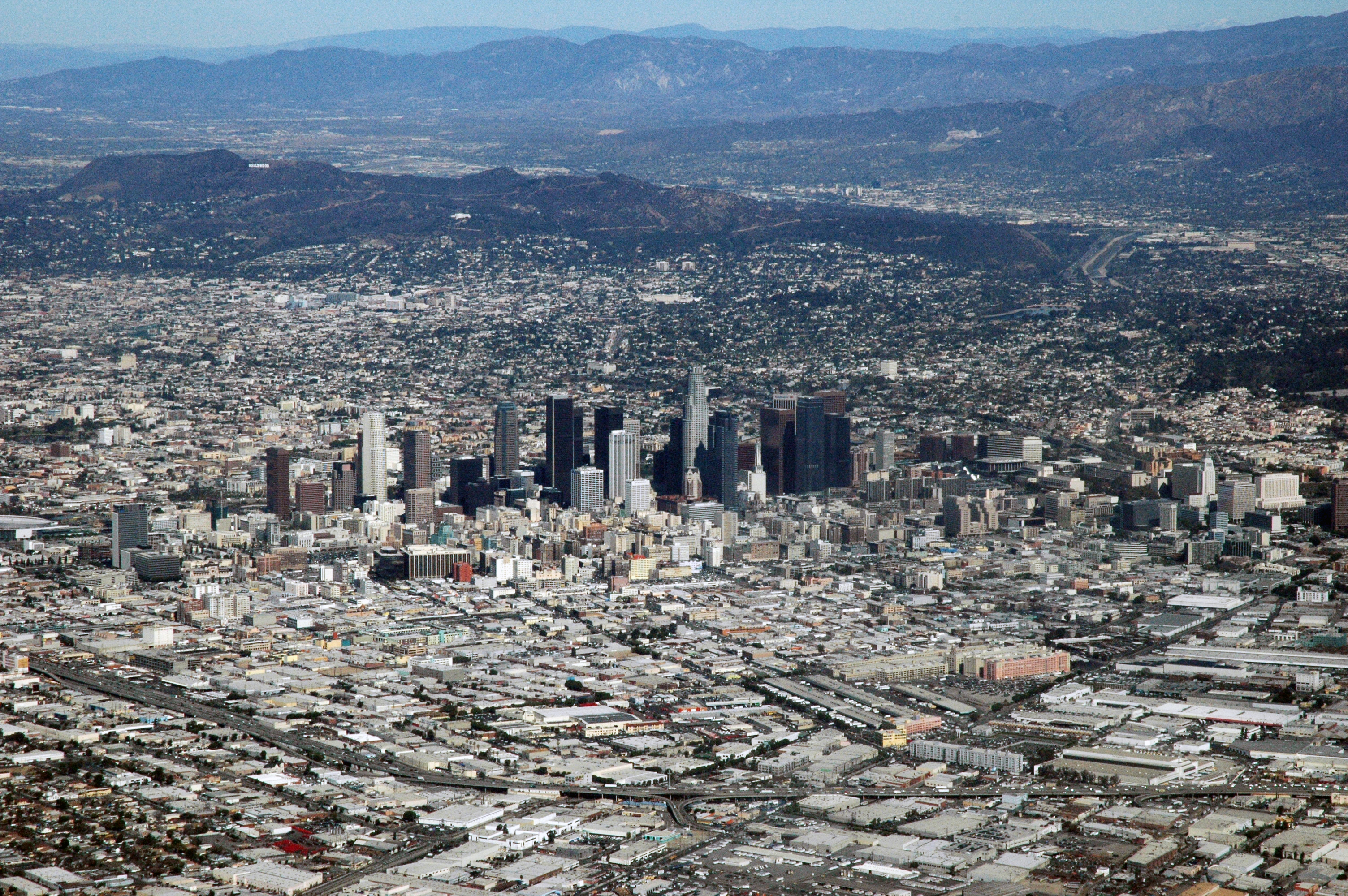 Condado de Los Ángeles considera expandir servicios de salud a comunidades latinas