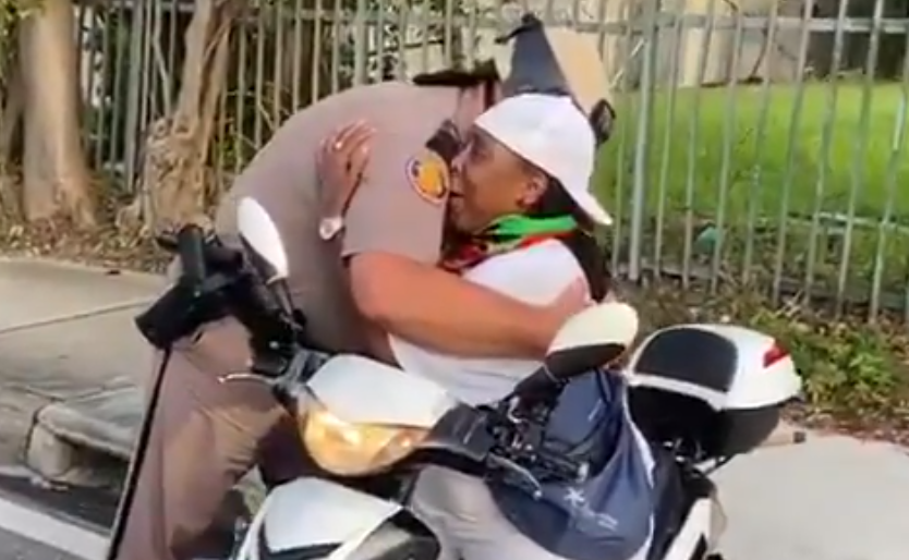 VIRAL: El abrazo entre un policía blanco de Miami y una activista de color (VIDEO)
