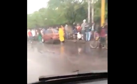 Bajo la lluvia, usuarios en Aragua hacen cola para conseguir gas doméstico #10Jun (Video)