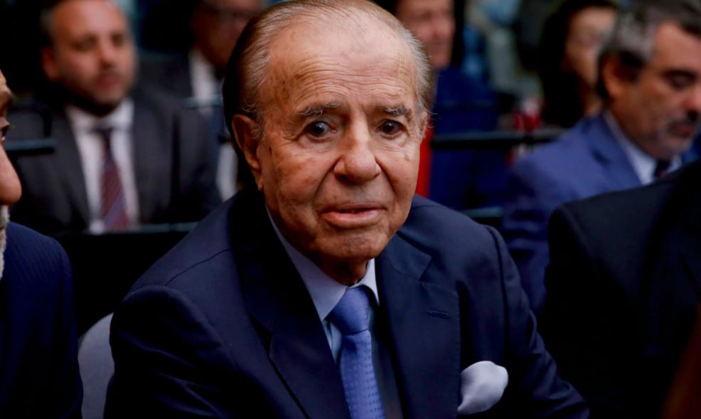 Familia de supuesto ladrón devuelve anillo del expresidente argentino Menem