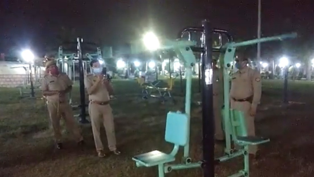 EN VIDEO: Una máquina de ejercicios se mueve sola en un parque vacío y la Policía se lanza a buscar el porqué