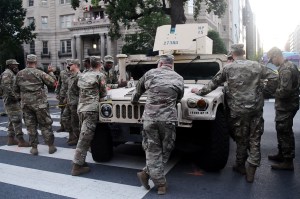 Las tropas desplegadas en las protestas de DC tienen coronavirus