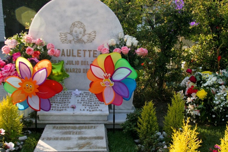Paulette, la niña que apareció muerta bajo su colchón, crea polémica una década después