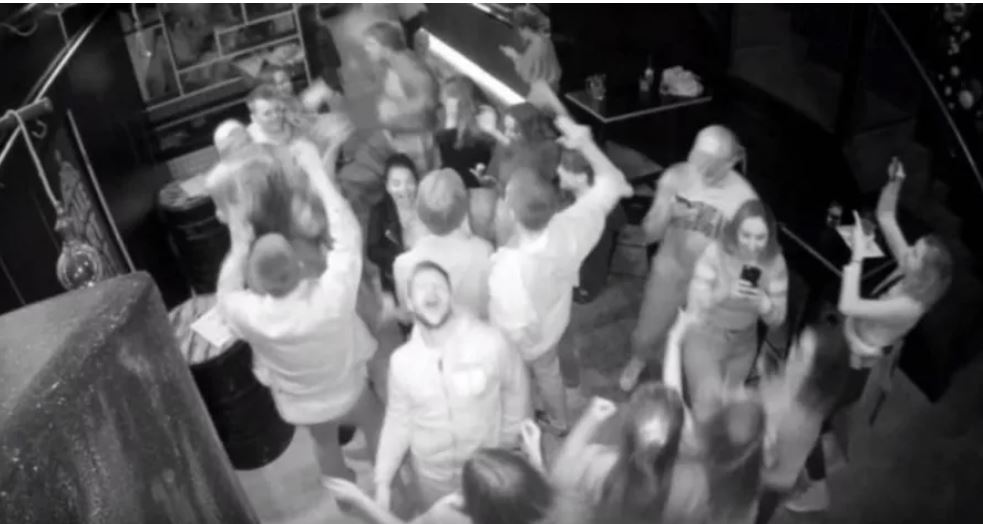Así celebraron el fin del distanciamiento social en un bar de Nueva Zelanda (Video)