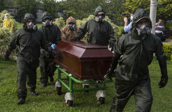 Régimen de Nicaragua realiza decenas de entierros exprés por la noche, en plena pandemia