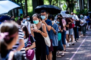 Hong Kong decreta obligatorio el uso de mascarilla en público