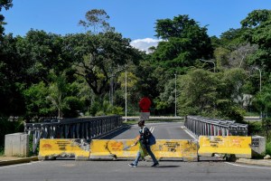 Muros de concreto y alcabalas restringen vías en Caracas ante el Covid-19 (Fotos)