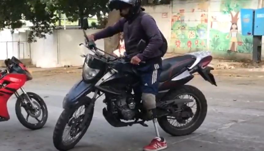 ¡Echao´ pa´ lante! El hombre sin piernas que hace delivery con moto en Caracas (Video)