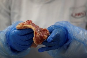 China detiene importaciones de dos plantas de carne de Brasil por temor al coronavirus
