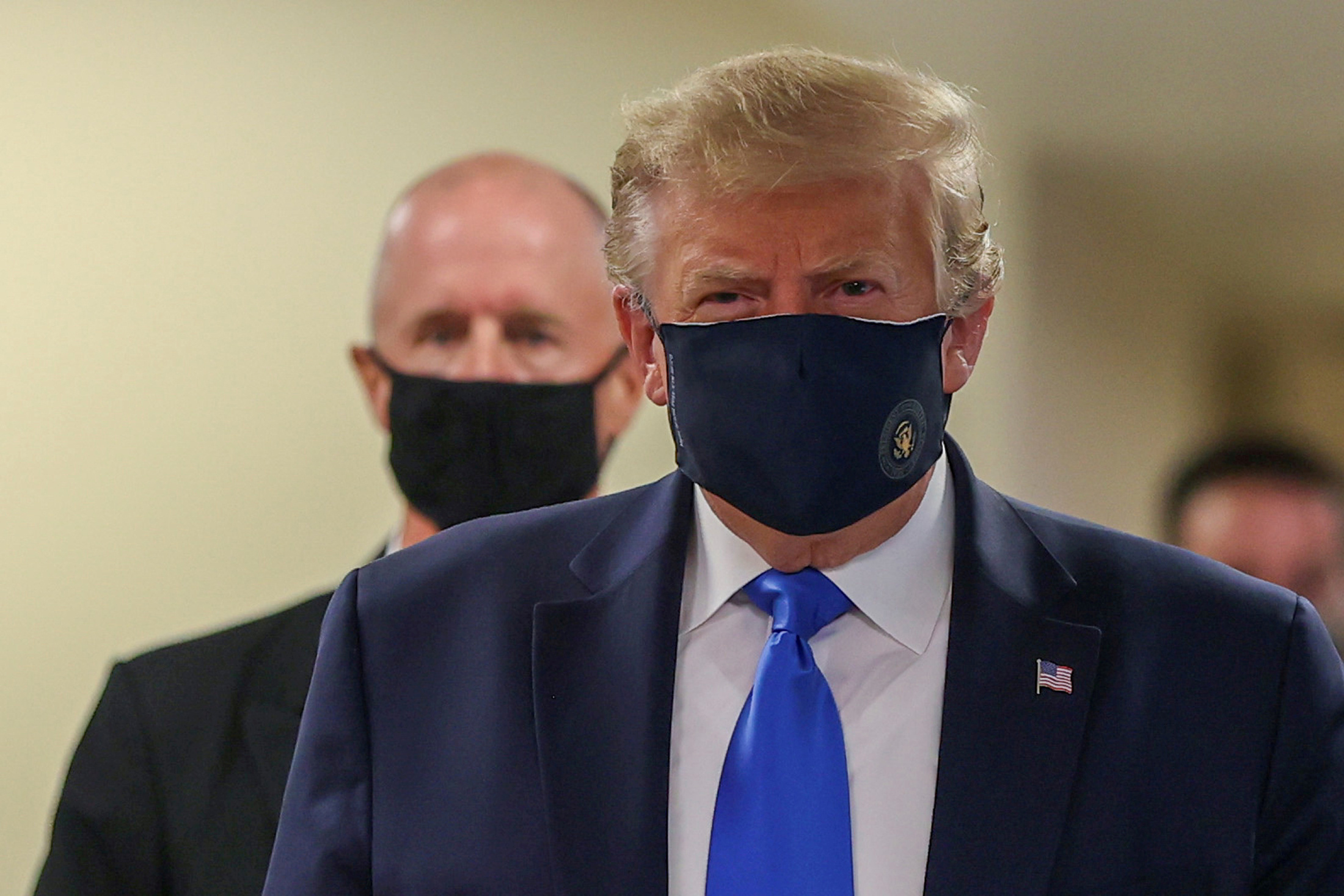 La FOTO: Trump usó mascarilla por primera vez en su visita a un centro médico militar
