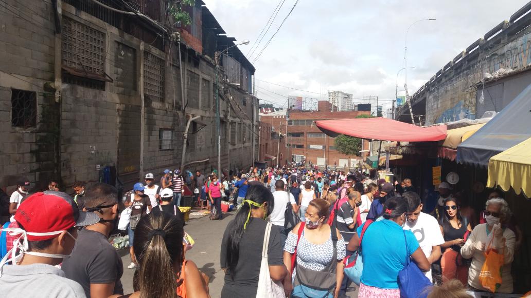 LA FOTO: El mar de personas en Petare luego que Maduro “redoblara” las “medidas preventivas” de la cuarentena#27Jul