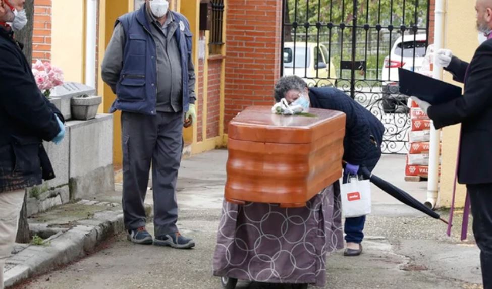 Consternación en Bolivia: Desenterró a la mamá y se llevó su cadáver para dormir tres noches con él