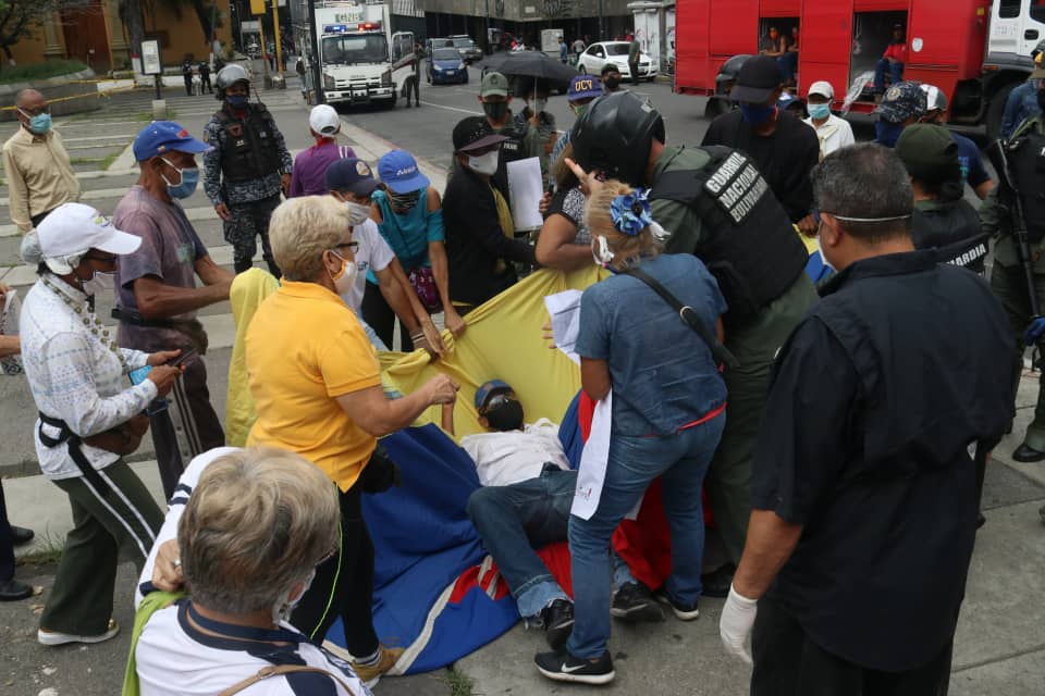 EL DESCARO: Maduro se jacta de una Fanb “con valores éticos” mientras estos agreden a pensionados (VIDEO)
