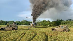 EN FOTOS: Ejército de Guatemala localizó presunta narcoavioneta, drogas y vehículos quemados
