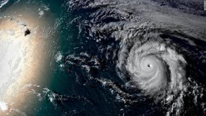 Huracán Douglas acecha a Hawái y Hanna se degrada a tormenta tropical