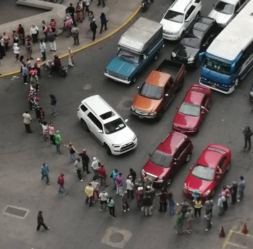 EN FOTOS: Caraqueños protestan y trancan avenida en La Candelaria #14Jul