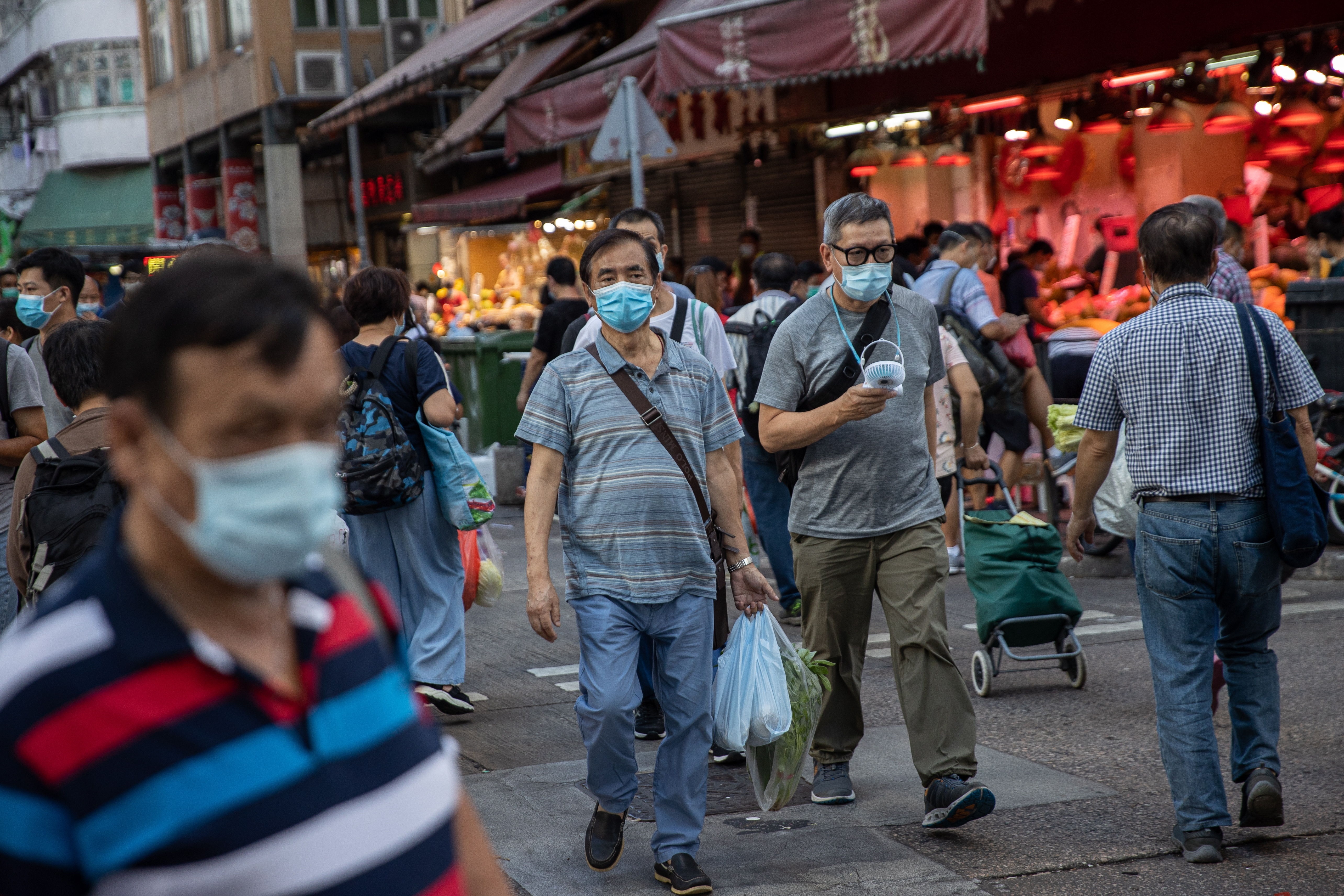 Autoridades chinas sugieren continuar usando mascarilla incluso después de recibir la vacuna contra el coronavirus