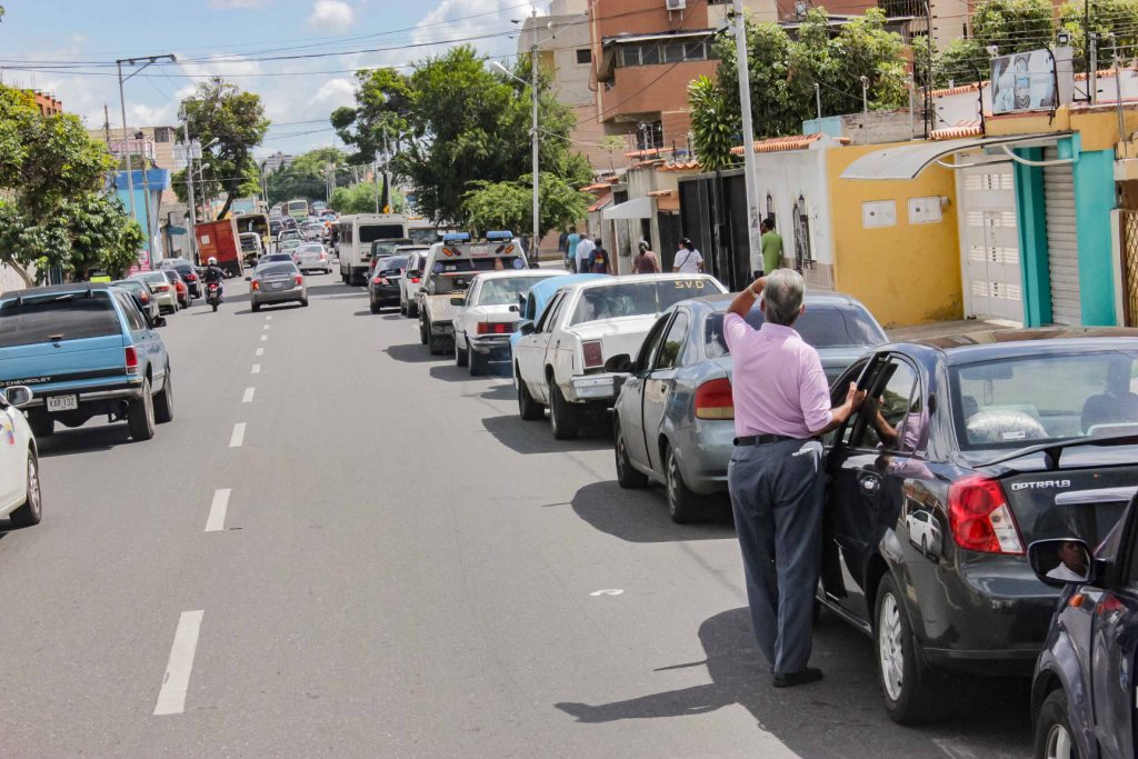 “Andaremos a pie o en bicicleta”: Conductores en Lara temen que no haya gasolina en diciembre