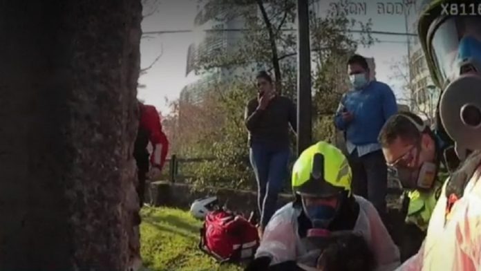 ¡Todo un HÉROE! Venezolano no lo pensó dos veces para rescatar a una mujer en Chile (VIDEOS)