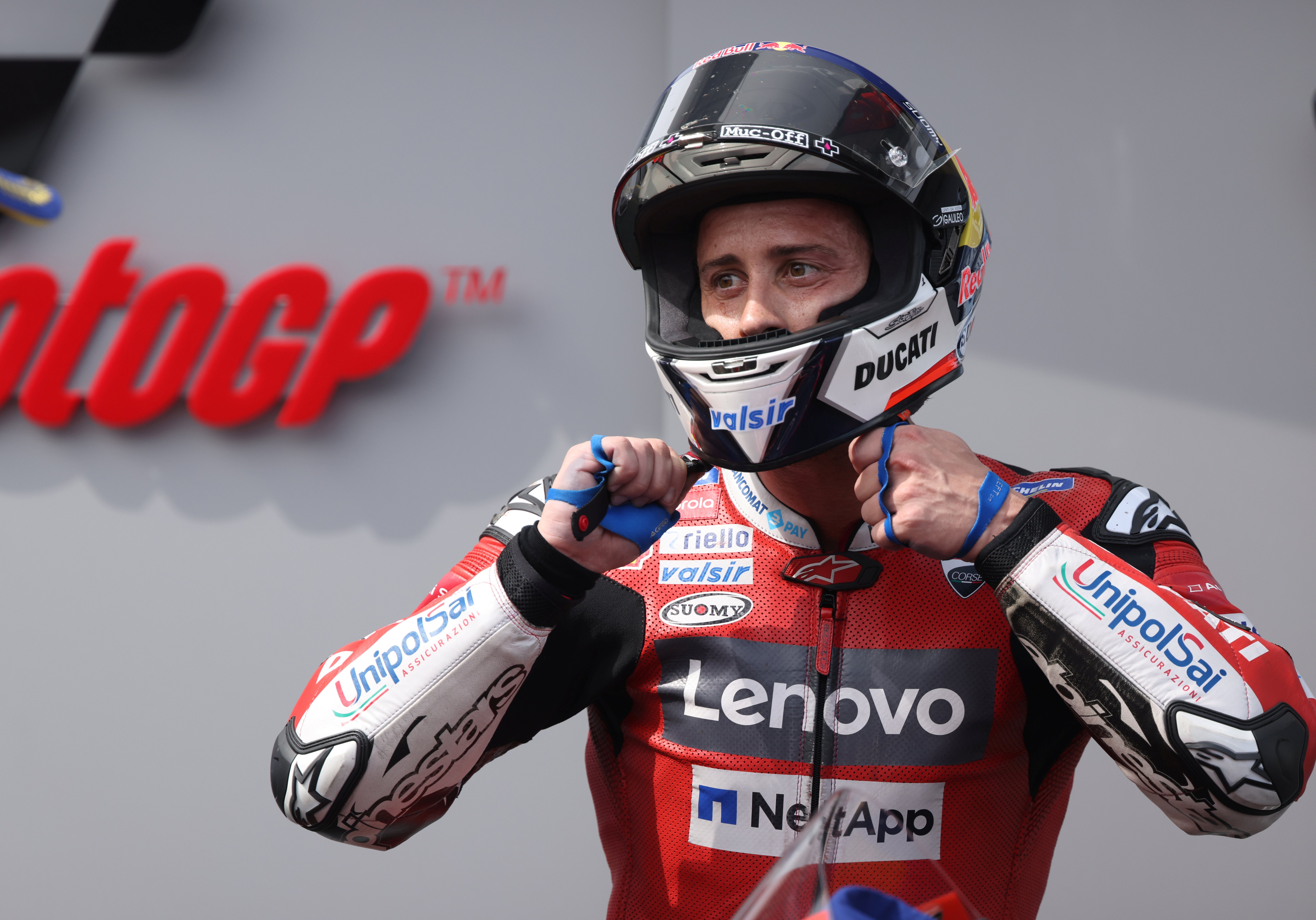 Dovizioso se lleva un GP de Austria de MotoGP plagado de incidentes