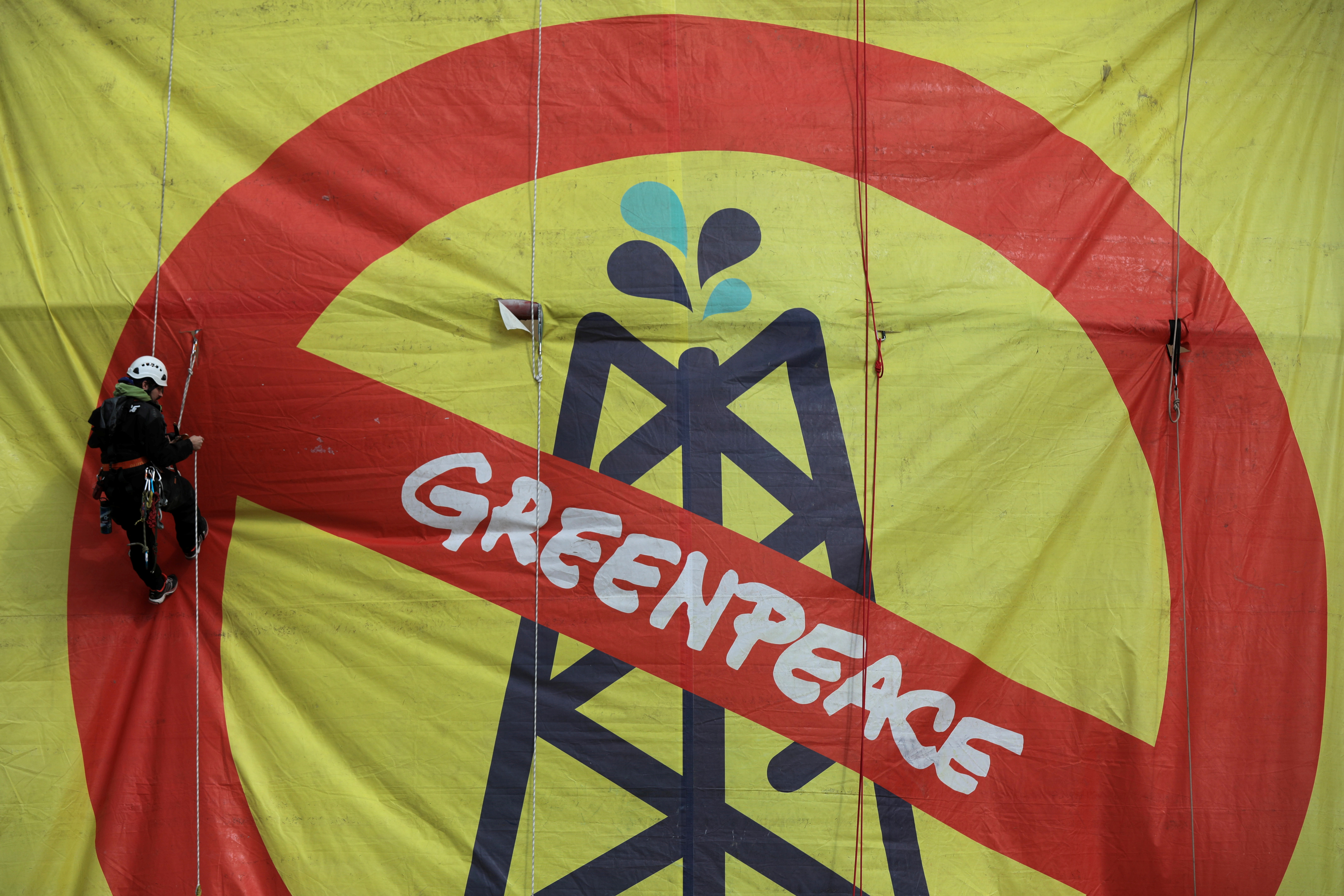 Cuatro activistas de Greenpeace nadan hasta una plataforma petrolífera de Total en el mar del Norte (Fotos)