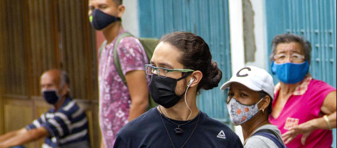 El tapabocas de tela “podría causar dermatitis”, advierte especialista venezolano