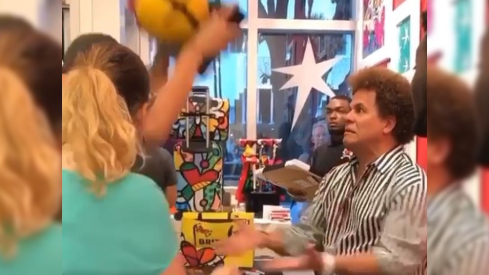 Mujer destruye costosa obra de arte en frente del artista Romero Britto (VIDEO)