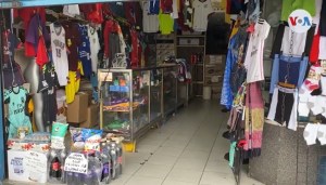 Tiendas sustituyen ropa por comida para sobrevivir a medidas de cuarentena (Video)