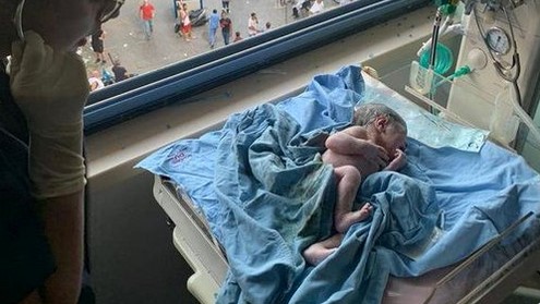 El impresionante video que muestra a una mujer que dio a luz durante la explosión en Beirut